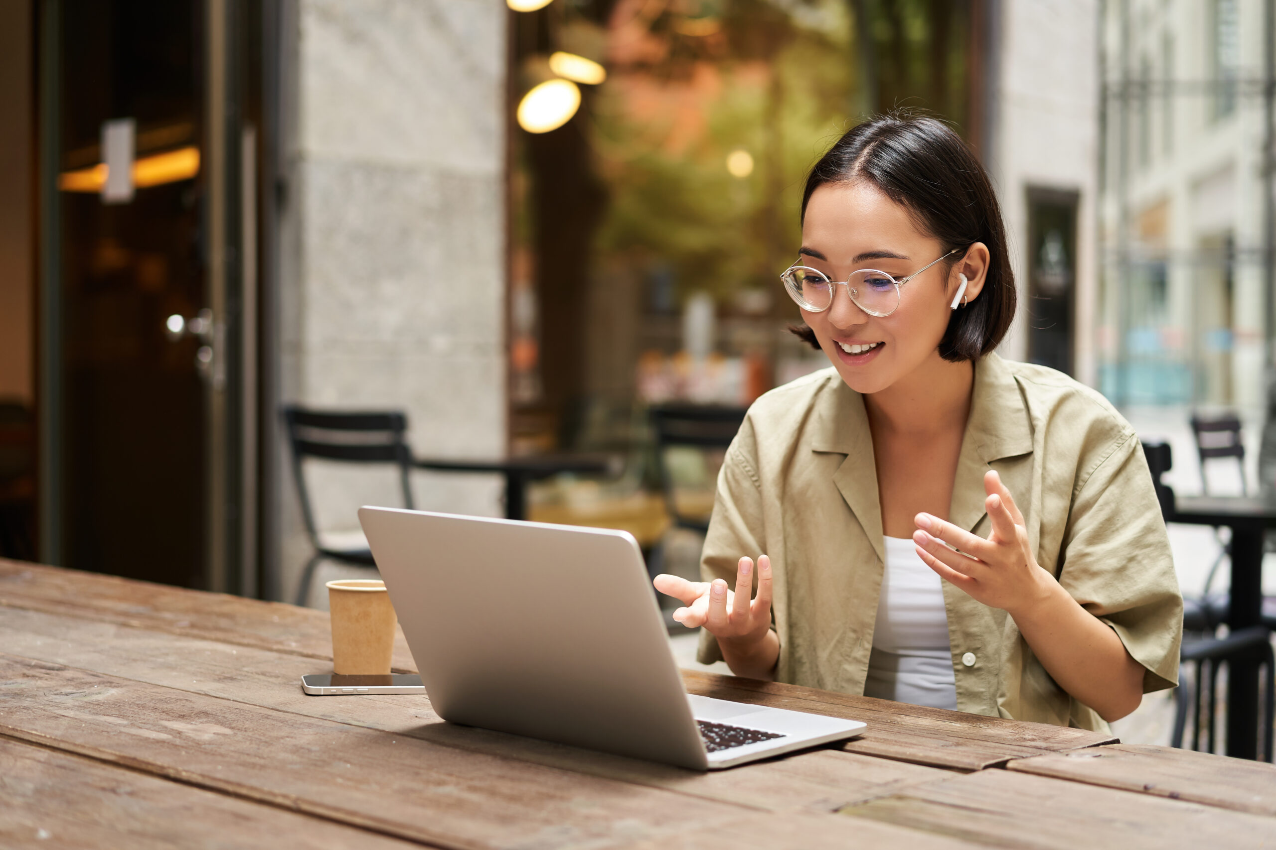 Jonge vrouw met bril die het sna keurmerk uitlegt aan collega's in een online meeting