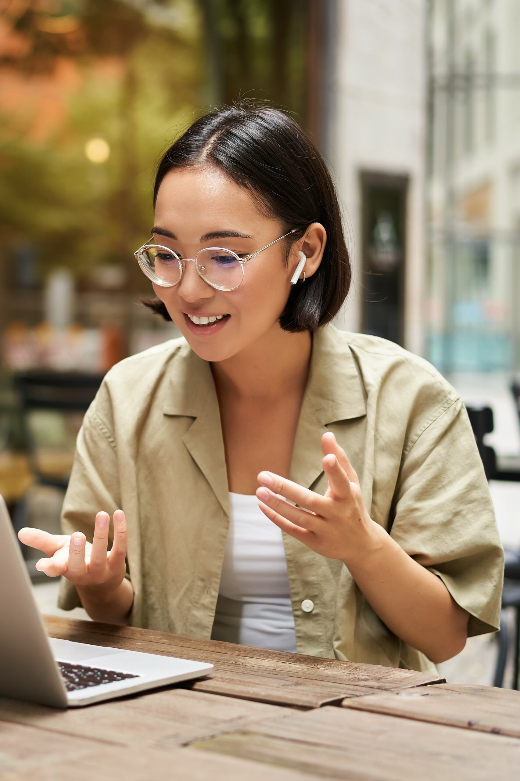Jonge vrouw met bril die het sna keurmerk uitlegt in een online meeting staande foto