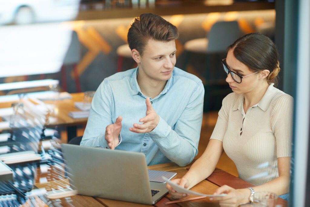 sna medewerker die het nieuwe keurmerk uitlegt aan zijn collega