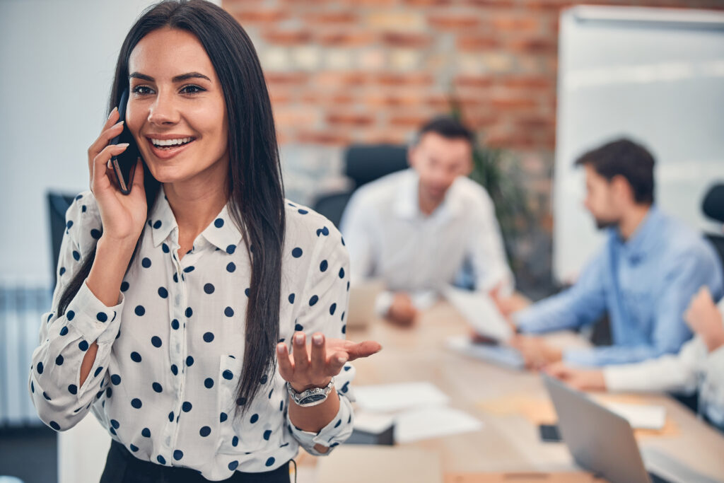 Vrouwelijke recruiter in een telefonisch gesprek met flexkracht