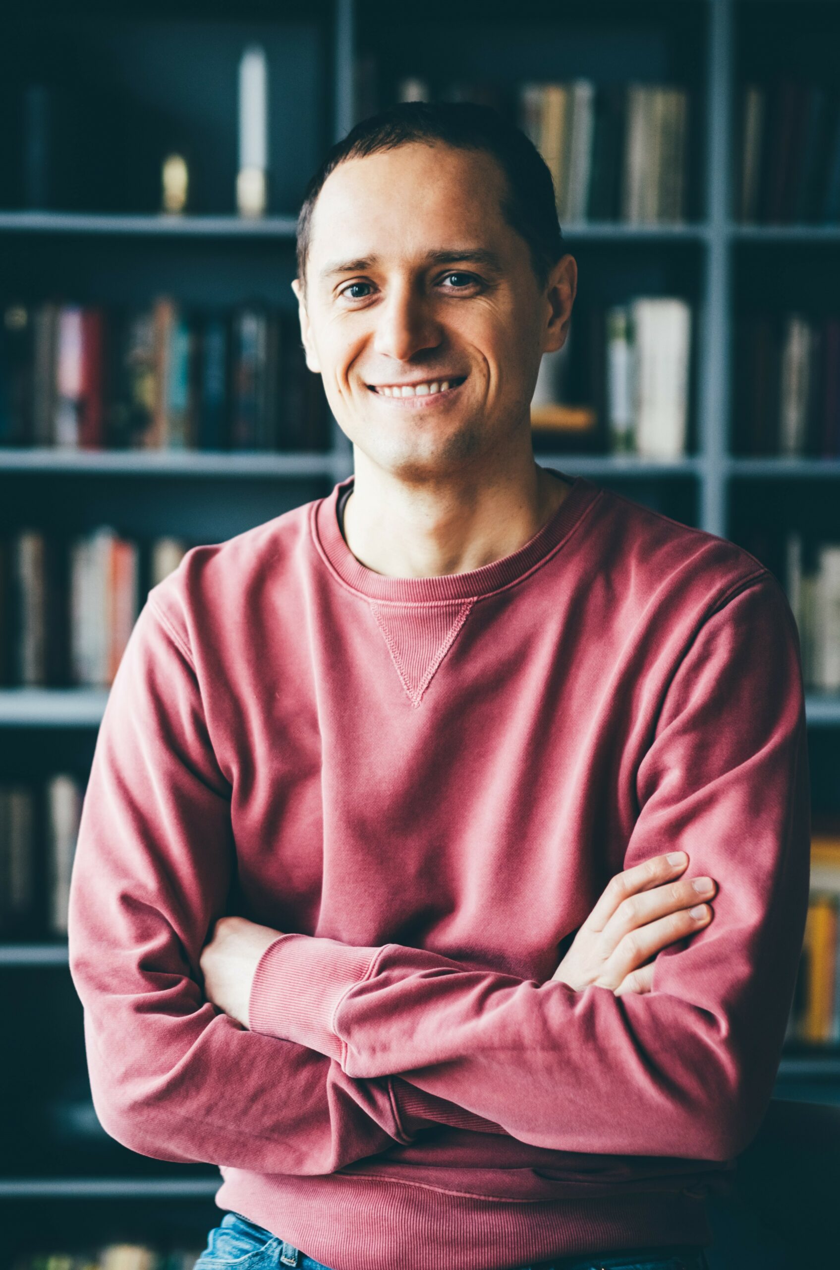 Lachende mannelijke medewerker van een uitzendbureau die zich bezig houdt met de uitzend cao staande foto