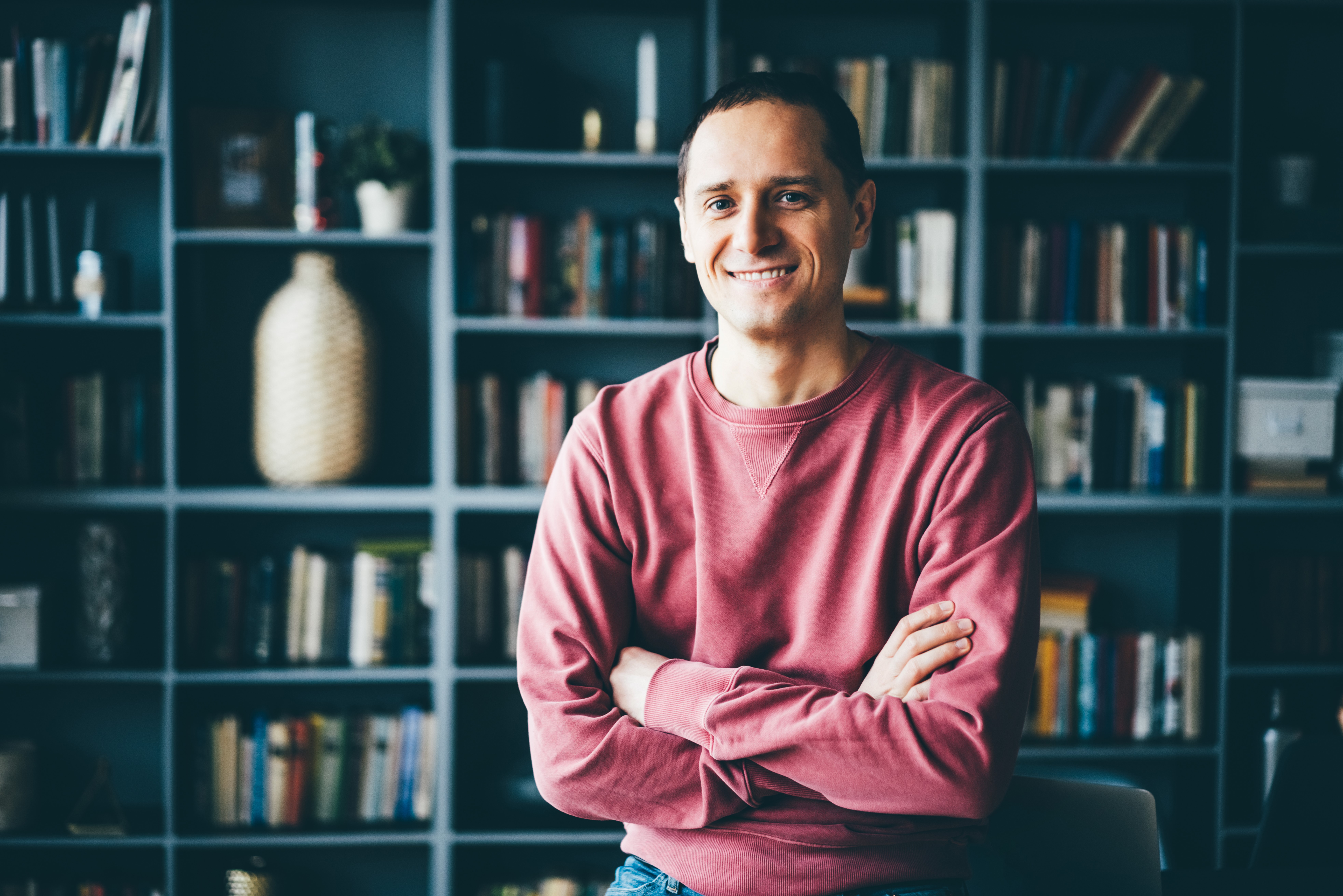 Lachende mannelijke medewerker van een uitzendbureau die zich bezig houdt met de uitzend cao