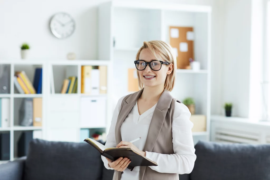 Blonde vrouwelijke medewerker met bril die bezig is om de persona van de flexwerker op te stellen