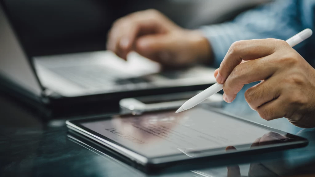 Digitale handtekening door uitzendkracht op tablet