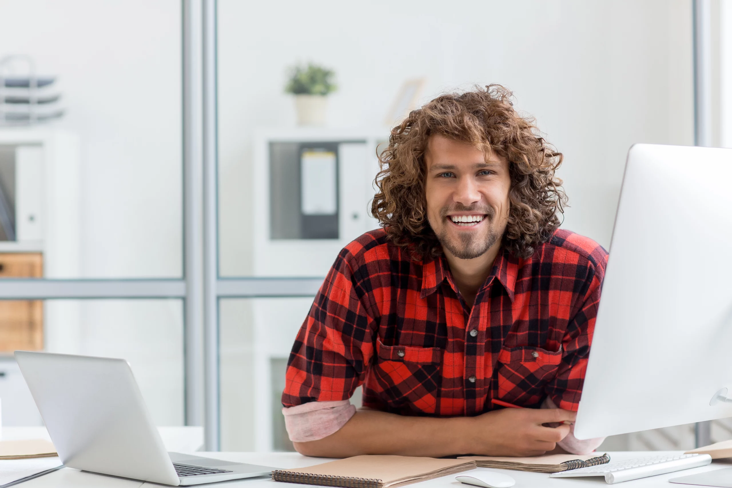 Mannelijke recruiter met krullen klaar voor zijn gesprek met een flexwerker