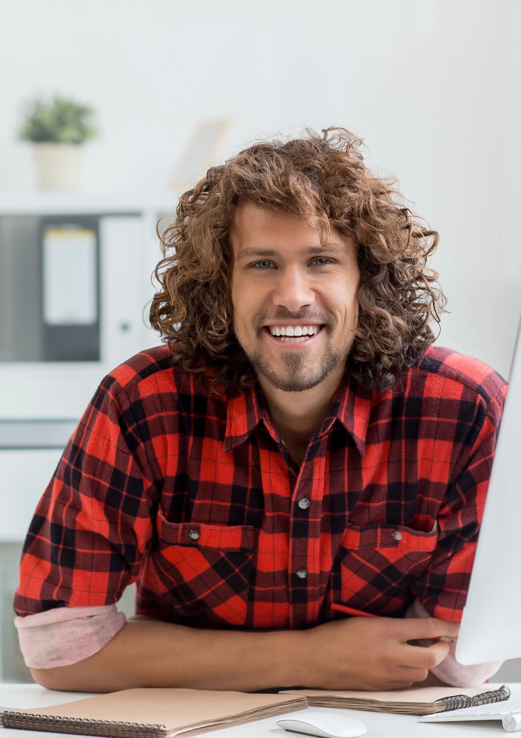 Mannelijke recruiter met krullen klaar voor zijn gesprek met een flexwerker staande foto